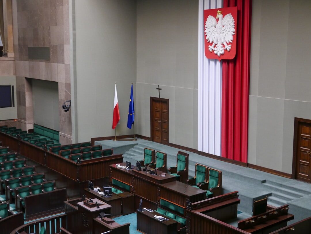 Radni stol pisca s pisaćom mašinom i bilježnicama u polumraku